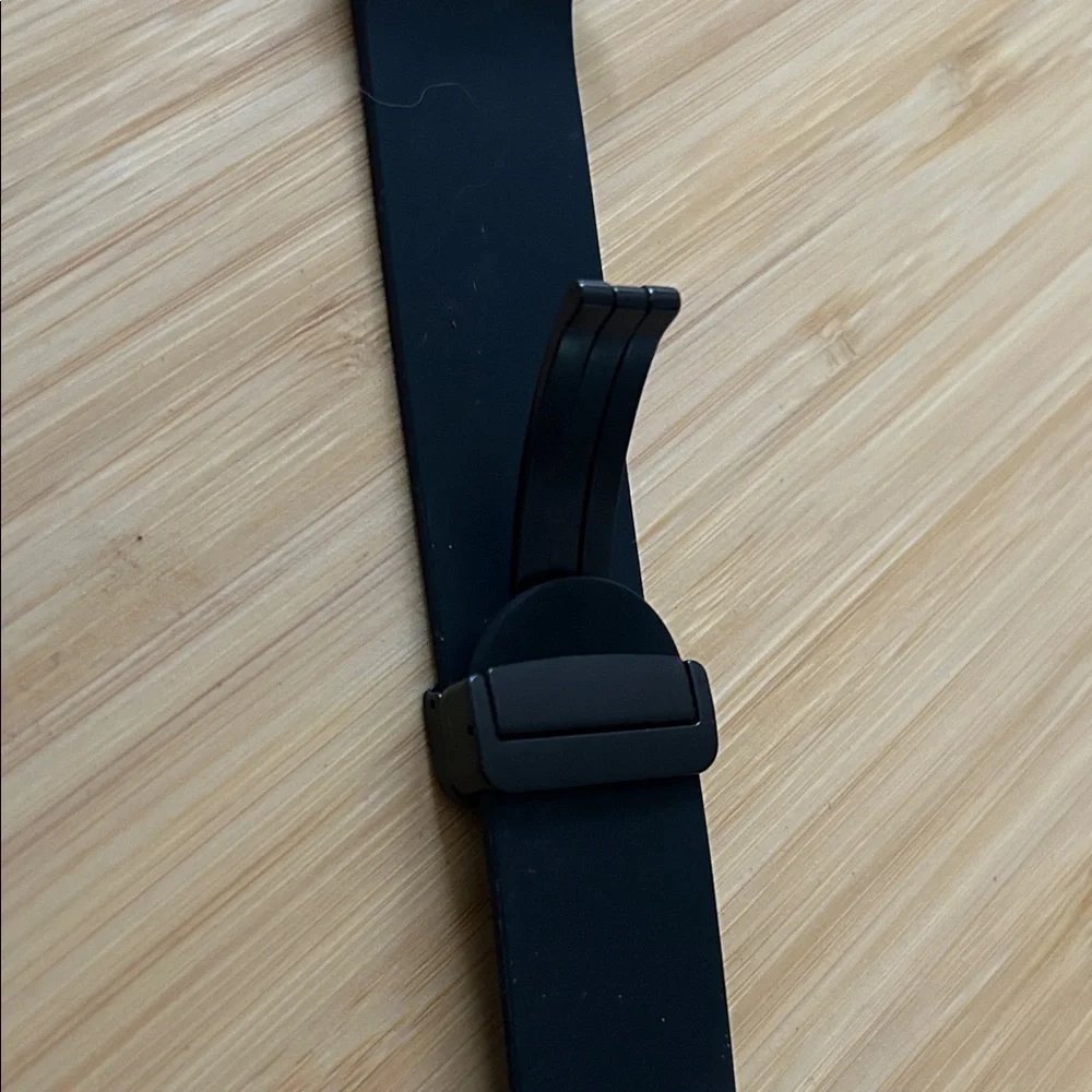 New in package never used Samsung replacement watch bands. Size adjusting to fit
